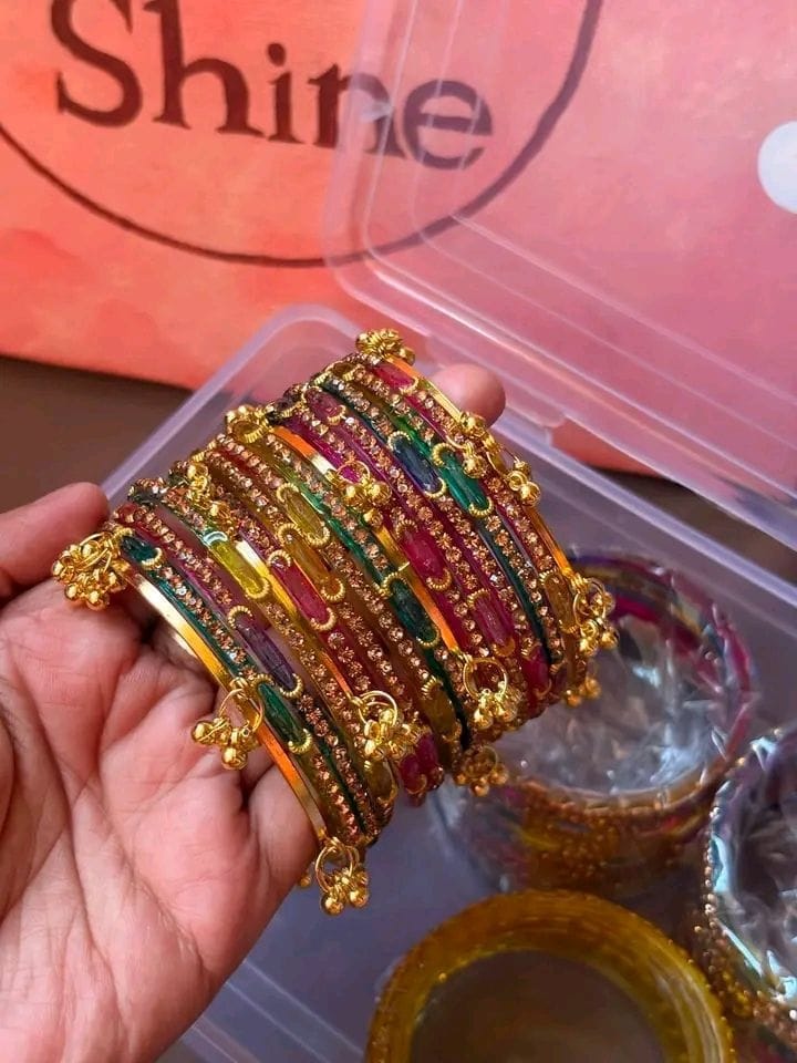 Kashmiri and Dadi Ma Glass Bangle Combo (৪ পিস কাশ্মীরি এবং ১ ডজন দাদি মা)